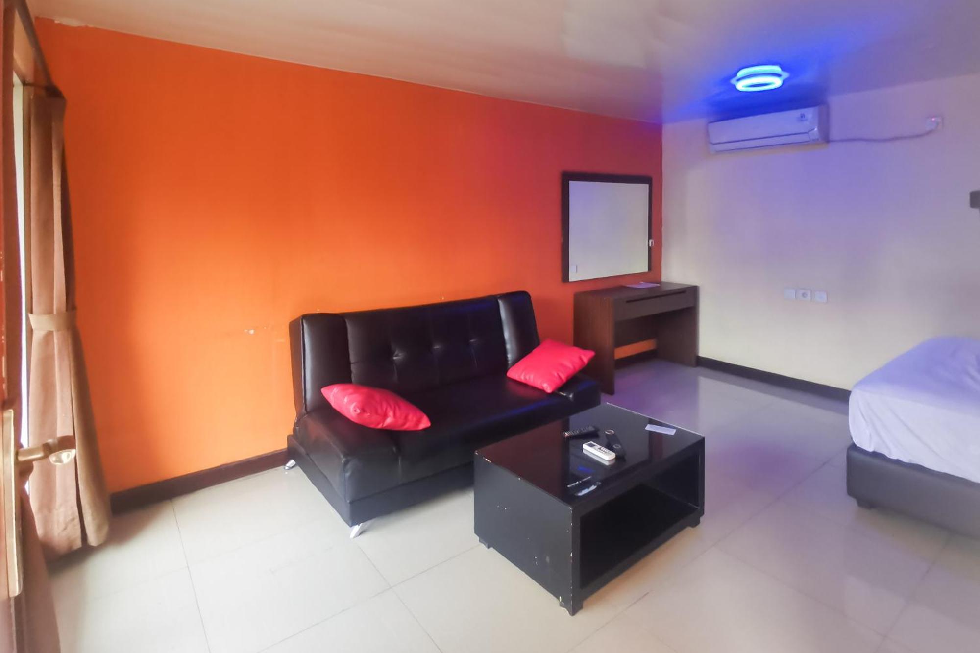 Hotel Container Inn Mitra Reddoorz Gadok 外观 照片