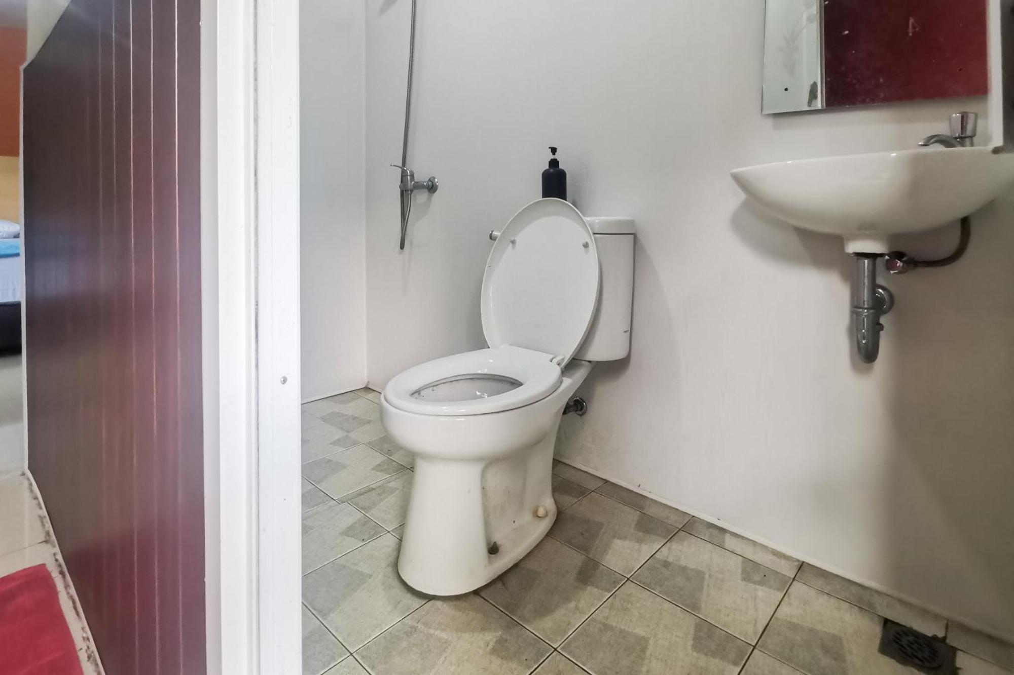 Hotel Container Inn Mitra Reddoorz Gadok 外观 照片
